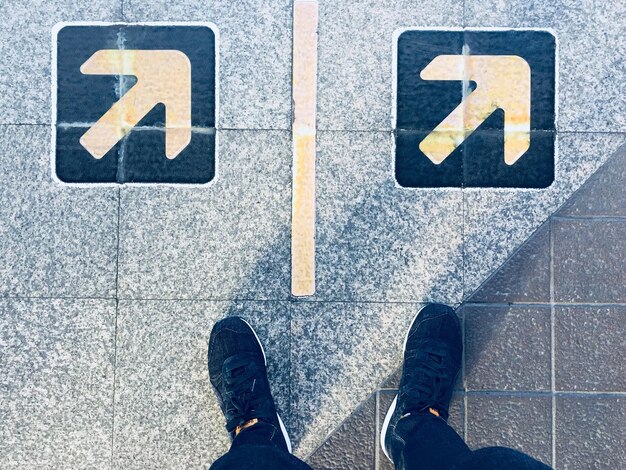 写真 路上に立っている男性の下部