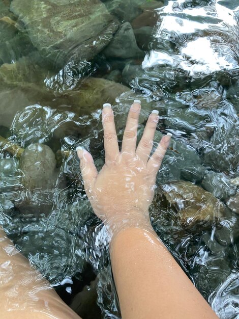 Фото Нижняя часть человека, плавающего в воде.