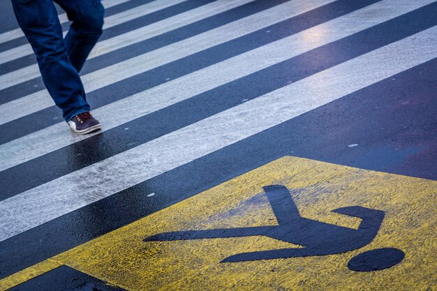 写真 横断歩道を歩く男性の下部