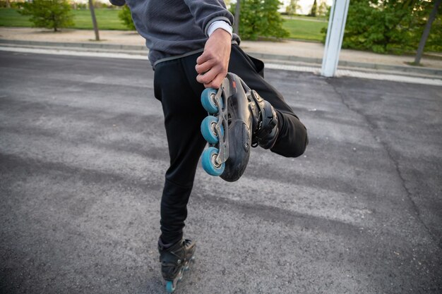 写真 道路を歩く男性の下部