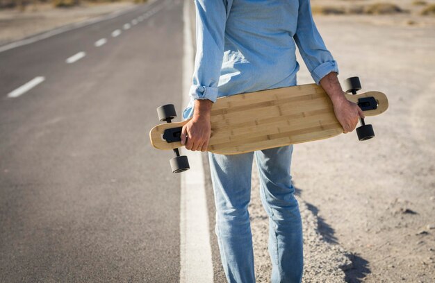 写真 道路を歩く男性の下部