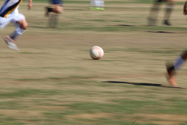 写真 サッカーボールをしている男性の下部