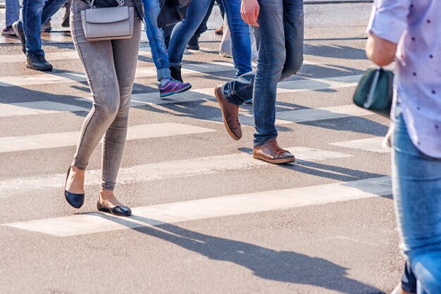 写真 道路を横断する人々の低い部分