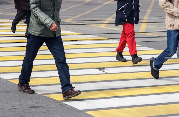 写真 道路を横断する人々の低い部分