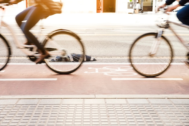 写真 自転車専用車線で自転車に乗る人々の低いセクション