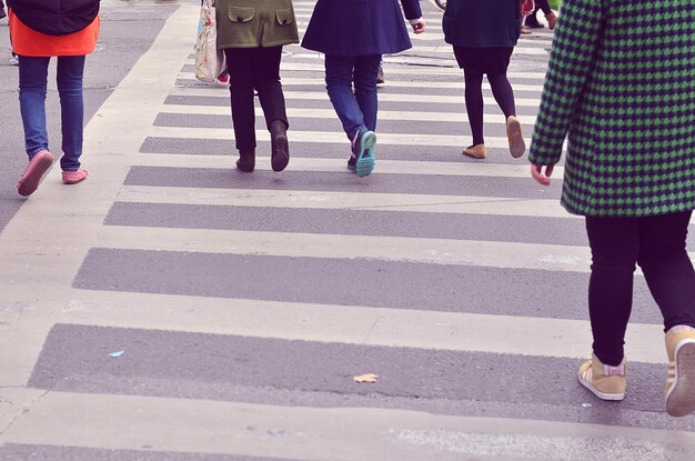 写真 横断歩道を歩く人々の低い部分