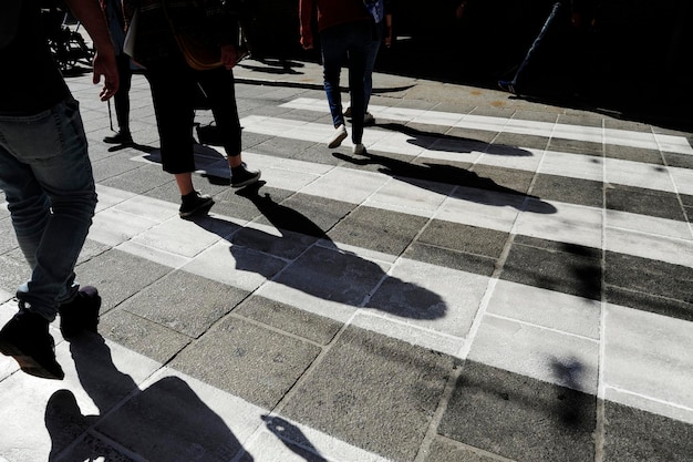 写真 歩道を歩く人々の下部