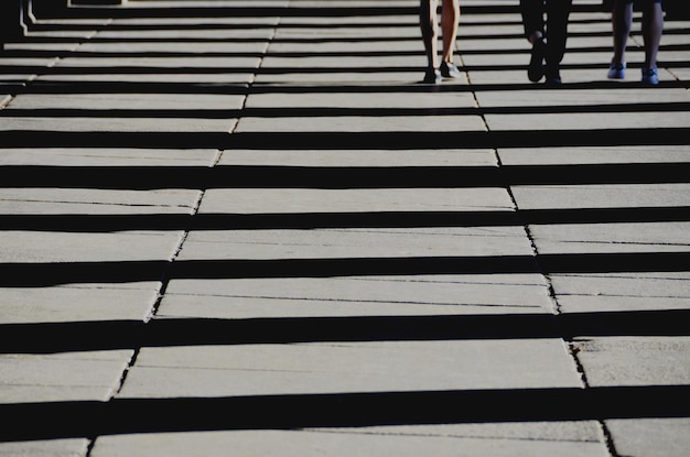 写真 歩道を歩く人々の下部