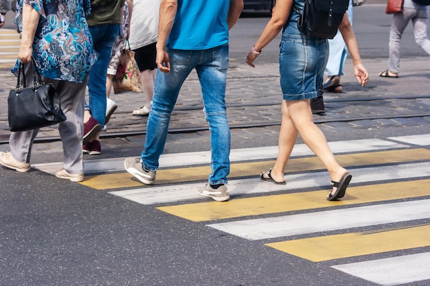 写真 道路を歩く人々の下層階級