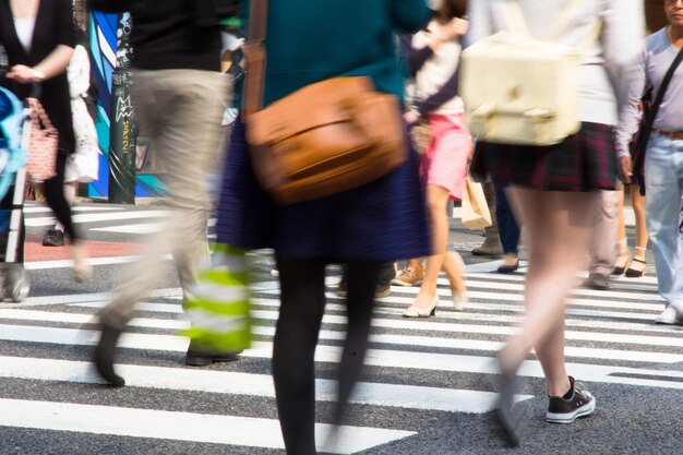 写真 道路を歩く下層階級の人々