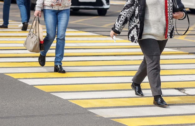 写真 道路を歩く人々の下層階級