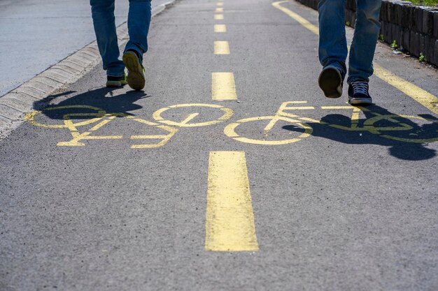 写真 道路を歩く下層階級の人々