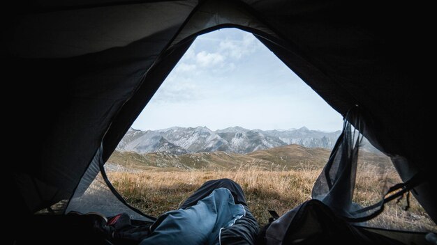 사진 산 을 배경 으로 한 텐트 에 있는 사람 의 낮은 부분