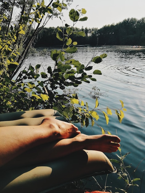 Фото Нижняя часть человека отдыхает у озера