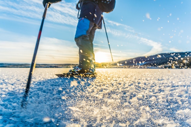 写真 空に向かって雪で覆われたフィールドでスキーをしている人の低いセクション