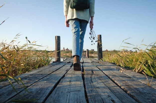 写真 空に向かって歩道に立っている人の低い部分