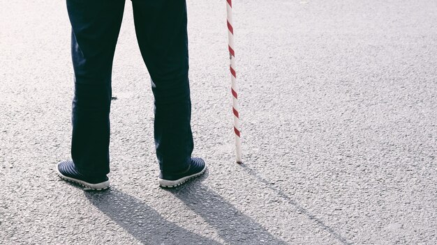 写真 歩道に立っている人の下部