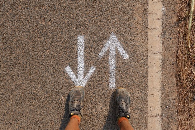 写真 道路の上に立っている人の下部