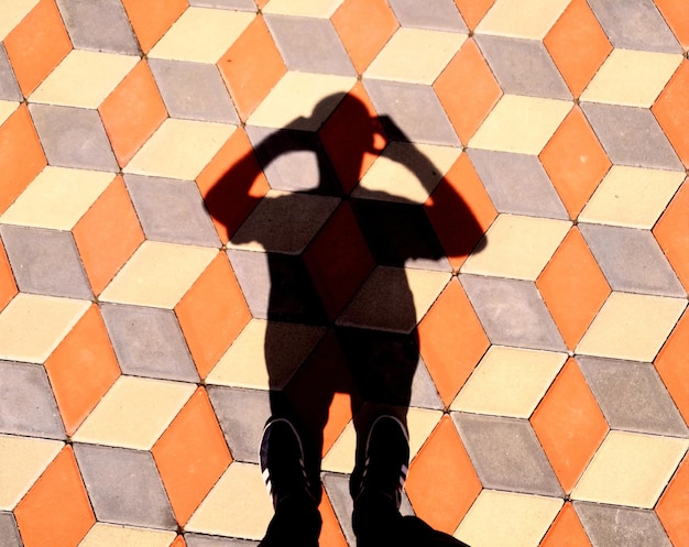 Фото Нижняя часть человека, стоящего на плиточном полу