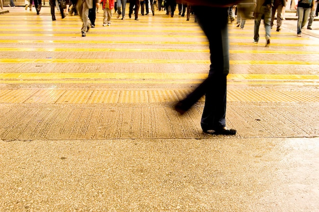 写真 都市の歩道を歩く人の下部