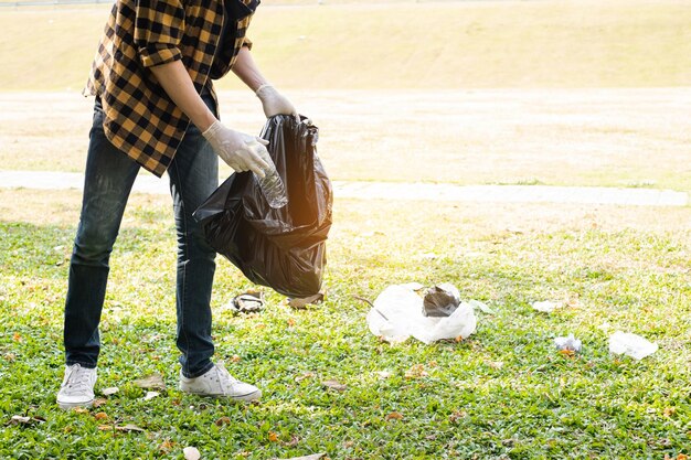 写真 フィールドで犬を飼っている人の下部