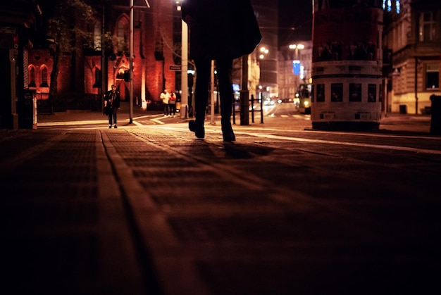 写真 夜に通りを歩くシルエットの低い部分