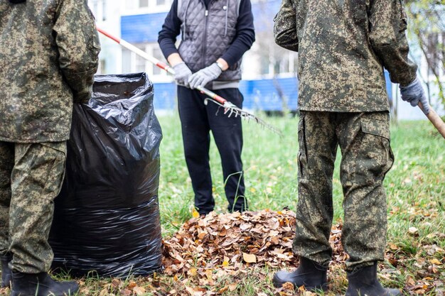 写真 フィールドに立っている兵士の下部