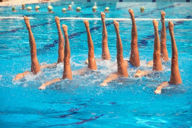 写真 スイミングプールで足を上げた水泳選手の下部