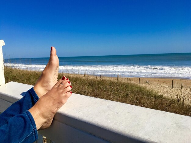 사진 은 파란 하늘을 배경으로 해변에서 여성의 낮은 섹션