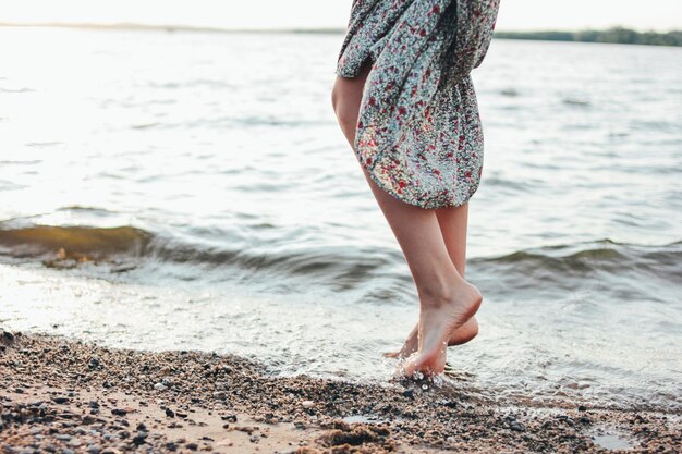 写真 ビーチでの女性の下部