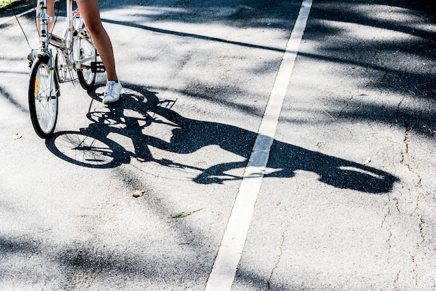 写真 道路で自転車に乗って座っている女性の下部