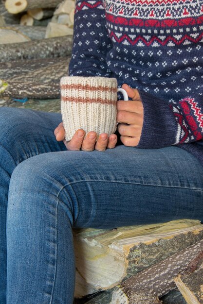 写真 床に座っている女性の下部