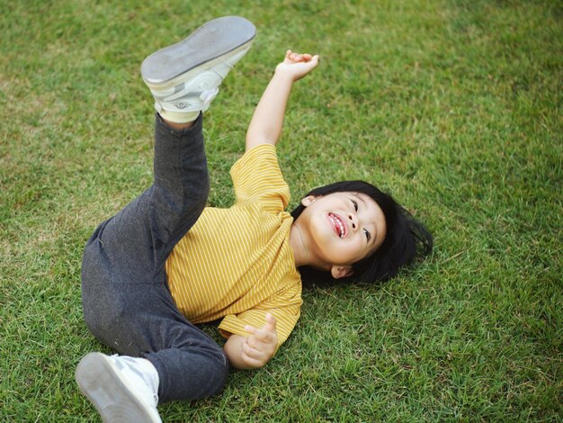 写真 草原に座っている女性の下部