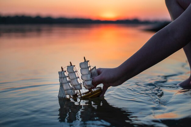 Фото Нижняя часть женщины, стоящей в воде