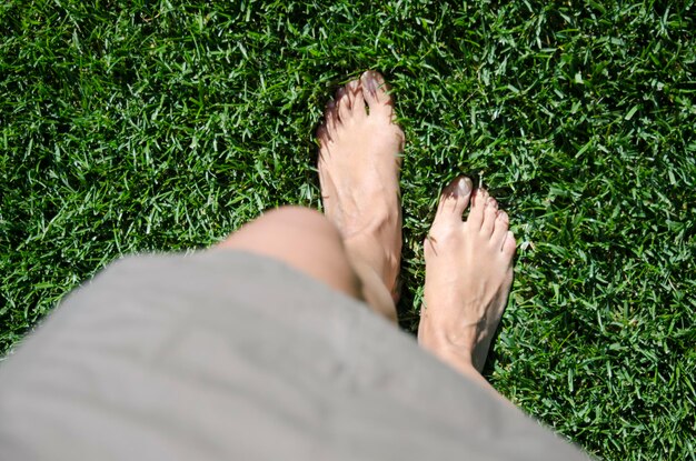 写真 緑の草の上に立っている女性の低い部分