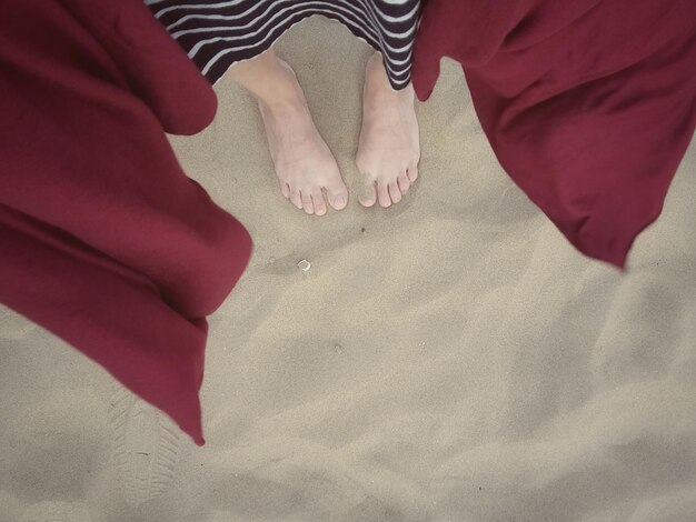 사진 모래 위 에 서 있는 여자 의 낮은 부분