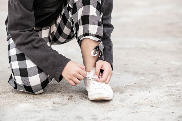 写真 道路で靴紐を結ぶ女性の下部