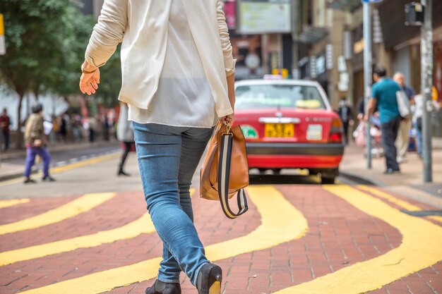 Фото Нижняя часть женщины, идущей по городской улице