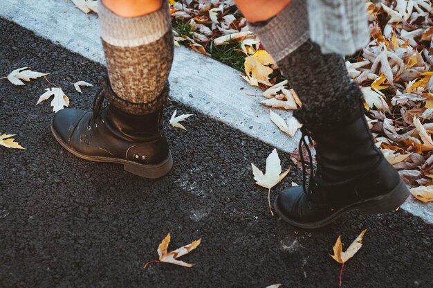 写真 秋に道路を歩く女性の下部