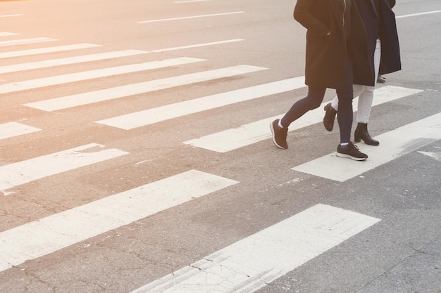 写真 道路を歩く女性の下部