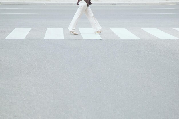 写真 道路を歩く女性の下部