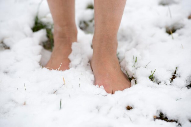 写真 雪の上で裸足で歩いている女性の下部