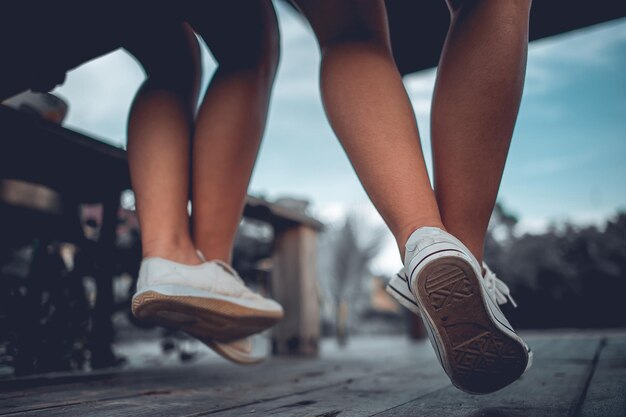 写真 ハイヒールを履いた女性の下部