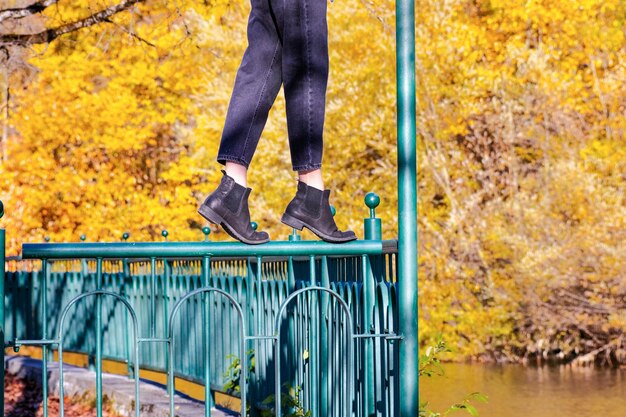 写真 秋の葉をかぶった女性の下部