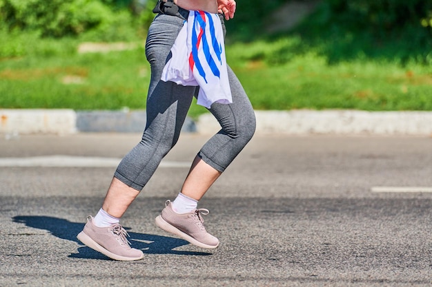 写真 道路で傘をかぶった女性の下部