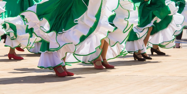 写真 晴れた日に歩道で踊る女性の下部