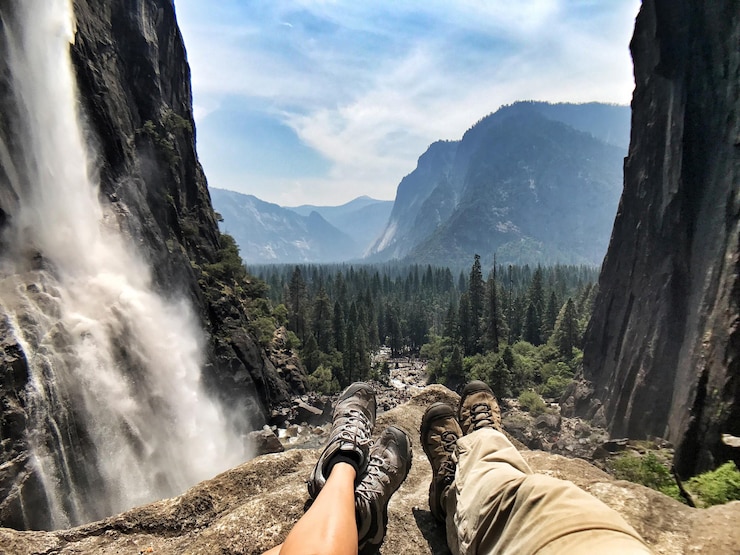 Фотография нижняя часть населения против водопада