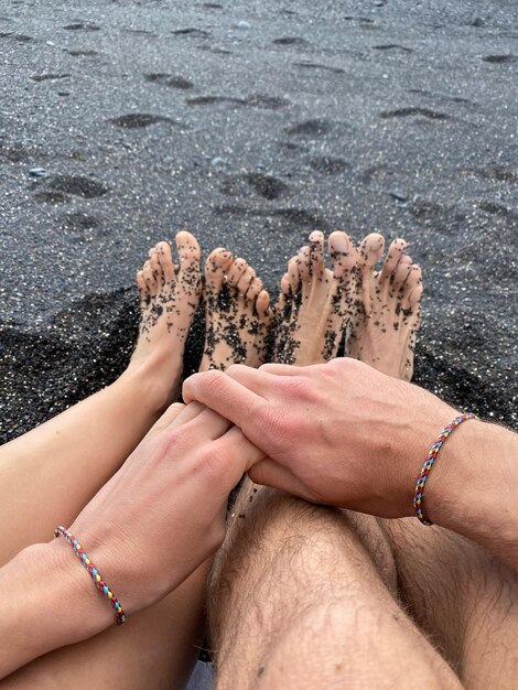 Foto la parte bassa della gente sulla spiaggia