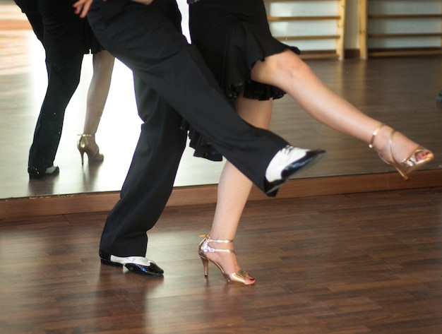 Photo low section of people dancing on hardwood floor