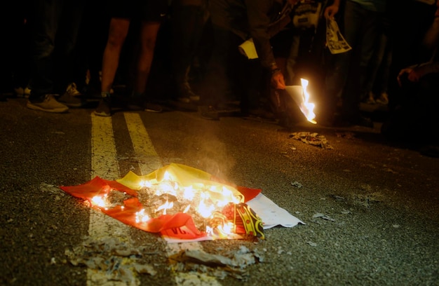 Foto sezione bassa della gente in fiamme in città di notte